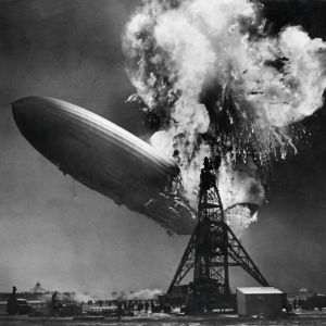 Hindenburg tuhoutui Lakehurstissa, New Yorkin luona Yhdysvalloissa 6. toukokuuta 1937.