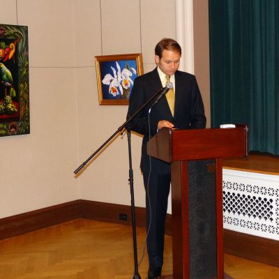 Eric Spoutz luennoi taiteesta museossa Washingtonissa.