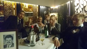 Rovaniemeläisten mukaelma Symposion-kuvasta suhmurointi-jaksossa. Sami kuvassa oikealla. Rovaniemen leffakerho kokoontuu