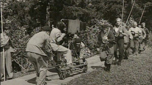 Lumikki ja 7 jätkää -elokuvan kuvauksissa (1953).