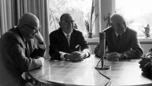  Urho Kekkonen, Kalle Kaihari, Paavo Nurmi ja Pekka Tiilikainen keskustelevat pöydän ääressä.