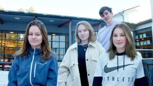 Frida Ray, Linn Rödlin, Fanny Sandström och Kheelan Jung går nu i skola i Virkby men kommer att studera på olika orter i höst. ungdomar framför en skola