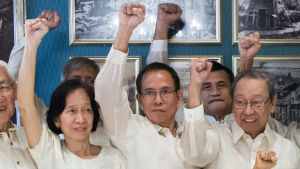 Wilma Austria Tiamzon och Benito Tiamzon (i mitten)som frigavs från fängelse den 17 augusti ingår i rebellernas förhandlingsdelegation liksom kommunistpartiets grundare, författaren Jose Maria Sison (th) Wilma Austria Tiamzon och Benito Tiamzon (i mitten)som frigavs från fängelse den 17 augusti ingår i rebellernas förhandlingsdelegation liksom kommunistpartiets grundare, författaren Jose Maria Sison (th)