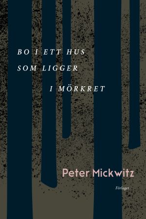 Omslaget är gjort av Emma Strömberg. Pärmbilden på "Bo i ett hus som ligger i mörkret" av Peter Mickwitz.