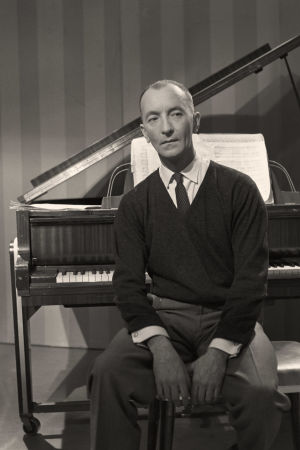 Cyril Szalkiewicz. Pianisti Cyril Szalkiewicz televisio-ohjelmassa Kevättä musiikissa 15. toukokuuta 1961.
