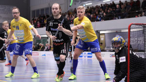 Jimmy Sved och Joni Niiranen slog tidigare ut SB Vaasa (arkivbild). Innebandyspelare