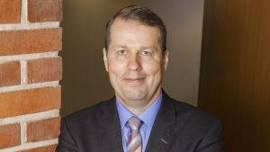 - Det är bra och det är nödvändigt för att följa EU:s bestämmelser om statligt stöd. Men i förslaget finns ännu betydande undantag, säger Medieförbundets vd Jukka Holmberg. Bild på Medieförbundets VD Jukka Holmberg