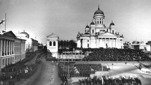 Hundratusentals människor ville bevittna Mannerheims begravning 1951 Församlade människor på senatstorget i Helsingfors