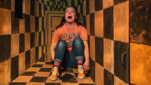 – Jag får ordna om mitt liv, säger skådespelaren Stella Laine. Foto från Alice i Underlandet på Unga Teatern.