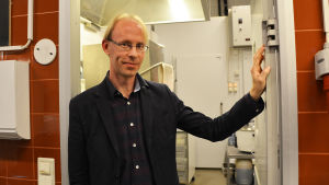 Mika Myllynen hoppas att situationen snart ska lätta. En blond man i svart skjorta står i dörröppningen till ett restaurangkök.