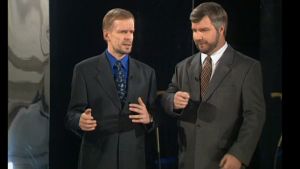 Toimi Kankaanniemi (oik.) harjoittelee Bill Clinton -elkeitä Jukka Puotilan opastuksella. // Kuva: Yle Elävä Arkisto