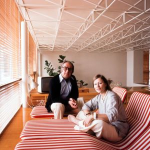 Vuokko ja Antti Nurmesniemi istuvat sohvalla Kulosaaren kodissaan