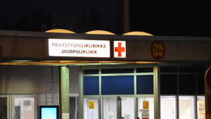 Borgåborna är rädda om jouren. Bild på en byggnad som är upplyst i det omgivande mörkret. På en skylt står det jourpoliklinik.
