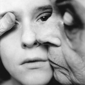 En Hamlet-repetitionsbild med Leea Klemola och Soli Labbart, som skulle spela vålnaden men sedan insjuknade och tvingades lämna produktionen. Leea Klemola och Soli Labbart i Q-teatteris Hamlet 1995.