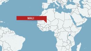 Här ligger Mali. Det är ett land utan kust och med cirka 20 miljoner invånare. Karta över Afrika med landet Mali.