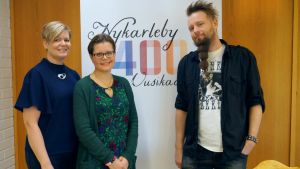 Tina Nylund, Laura Holm och Emil Wingren framför jubileumslogon. Tina Nylund, Laura Holm och Emil Wingren framför jubileumslogon.
