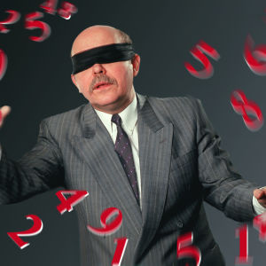Toimittaja Timo Erkki Heino side silmillään. Manipuloitu kuva, jossa punaisia numeroita. 
