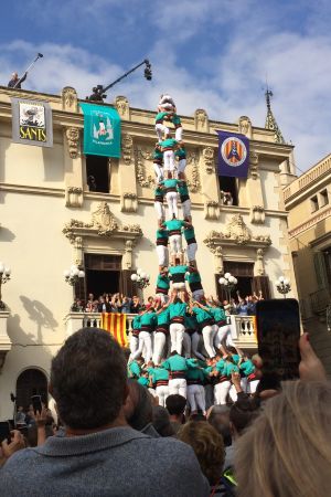 Ett torn av människor. I tio våningar. En så kallad 3de10fm. Byggd av Castellers de Vilafranca. Castell (3de10fm) på Plaça de la Vila i Vilafranca del Penedès
