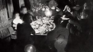 Författaren Gunnar Ekelöf. Litterärt sällskap på Villa Golickes glasveranda 1938. Med ryggen mot fönstret Leena och Elmer Diktonius, med ryggen mot kameran Eva Wichman och Ralf Parland. I högra hörnet sitter Gunnar Ekelöf, Ebbe Linde och Sven Grönvall. Foto av Ebbe Linde