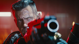 Du är bara en clown utklädd till sexleksak! väser Josh Brolins Cable. Robotmannen Cable (Josh Brolin) siktar med ett stort vapen i närbild.