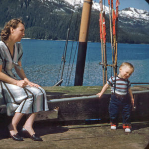 Kaksi naista ja pieni lapsi Alaskassa arviolta 50-luvulla.