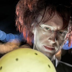 Kosmologi Syksy Räsänen katsoo edessään olevaa kirkasta keltaista palloa.