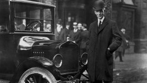 Henry Ford auton vieressä