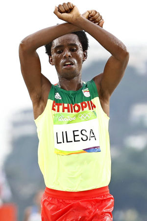 Den etiopiska guldmedaljören Feyisa Lilesa använde oromoaktivisternas protestgest då han sprang över mållinjen i OS i Rio Den etiopiska guldmedaljören Feyisa Lilesa använde oromoaktivisternas protestgest då han sprang över mållinjen i OS i Rio