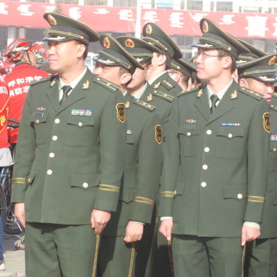 Militära personer i Taiwan tittar åt sidan.