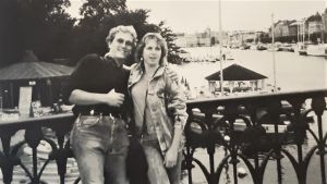 Råkade det tyska paret Klaus Schelkle och Bettina Taxis ut för den danska mannen ombord på Viking Sally år 1987? I maj 2021 börjar rättegången i Åbo. Klaus Schelkle och Bettina Taxis i Stockholm innande steg ombord på Viking Sally.