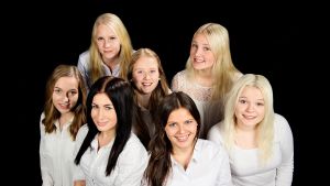 Borgånejdens luciakandidater 2014: Nedre raden fr.v.: Emilia Brusas (Borgå), Jessica Enholm (Sibbo), Caroline Högel (Sibbo) och Tanya Ryynänen (Borgå). Övre raden fr.v.: Emma Backman (Sibbo), Marianna Forsell (Borgå) och Emilia Tallberg (Borgå). Borgånejdens luciakandidater 2014
