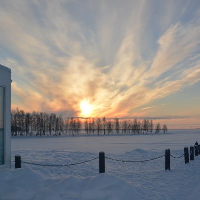 Kemin Lumilinnan pihalla voi yöpyvä lasisissa mökeissä, joista avautuu suora näkymä Perämerelle.