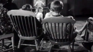 Lapsia istumassa television ääressä