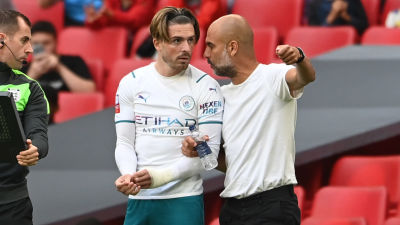 Pep Guardiola ger Jack Grealish några råd innan han får hoppa in och göra sin debut i klubben.