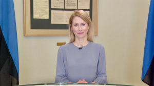 Estlands premiärminister Kaja Kallas håller tal till folket på ETV. Ett festtal som hölls på grund av den allt svårare coronasituationen? Estlands premiärminister Kaja Kallas talar till nationen på estnisk TV.