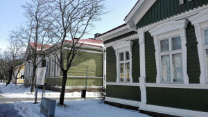 Det lilla trähuset till höger målades i fjol somras. Gamla gröna trähus.