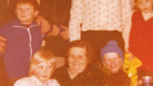 Mårten Holms mormor Ina Ström omgiven av sina barnbarn någon gång på 1970-talet. Mårten är pojken med blå mössa. Hans lillebror har blå träningsdräkt Mårten Holms mormor Ina Ström med sina barnbarn på 1970-talet