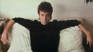 John Lennon sohvalla. Kuva Rockstopin erikoisjaksosta 1988.