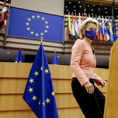 Kuvassa on Ursula von der Leyen.