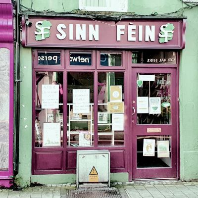 Sinn Feins kontor utifrån i den lilla staden Monaghan i norra Irland. 