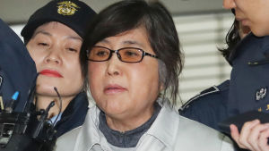 Ex-presidentens barndomsvän Choi Soon-Sil fick 20 års fängelse för mutbrott Choi Soon-Sil har häktats i väntan på rättegång.