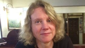 – Frågelistan kan för många vara ett sätt att organisera sina tankar om vad som pågår, säger Susanne Österlund-Pötzsch, arkivarie vid Svenska Litteratursällskapet. En blond kvinna i svart kofta sitter vid ett bord med händerna knäppta och ser in i kameran.