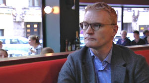 Histiorieprofessor Henrik Meinander befarar att misstron mot ordningsmakten har ökat i Finland. Historiker Henrik Meinander från Helsingfors universitet.