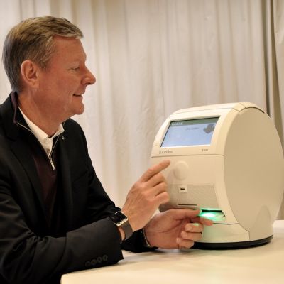 Sibbos kommundirektör Mikael Grannas testar en medicinrobot