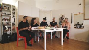 Boodi Kabbani, Hanan Sneih, Cecilia Paul, Alexandr Foy och Ann-Louise Gauffin. Läsning av pjäsen Tillståndet.
