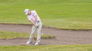 Rasmus Karlsson studerade ekonomi och spelade golf i fyra år i Alabama i USA. Rasmus Karlsson slår ett slag från sandbunkern.