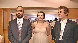 Benjamin Gripenberg, Nicole Flander och Amos Wallgren ångrar att de inte har haft mera kontakt med den finska sidan av skolan. Benjamin Gripenberg, Nicole Flander och Amos Wallgren från åk 12 i den svenska Steinerskolan i Helsingfors.
