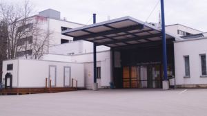 Jakobstad har haft svårt att rekrytera tillräckligt många tvåspråkiga läkare. Mobilenhet vid jouren på Malmska i Jakobstad.