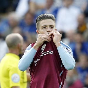 Jack Grealish kysser klubbmärket för Aston Villa. Aston Villa-spelaren Jack Grealish kysser lagmärket.