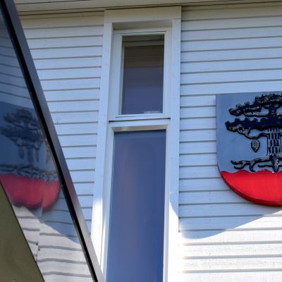 Petäjäveden vaakuna Kuntalan seinällä.